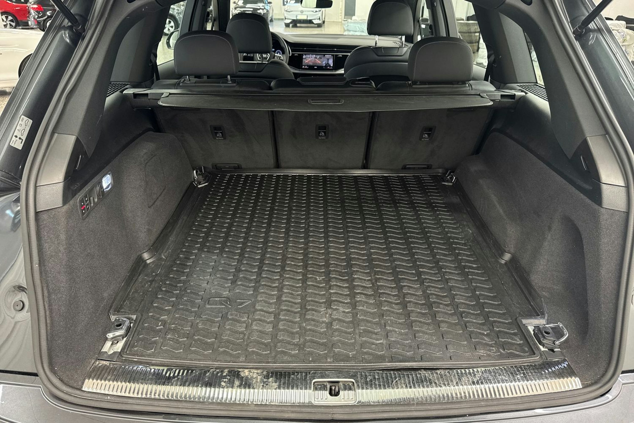 met. Harmaa Audi Q7 2021 kuva 36.