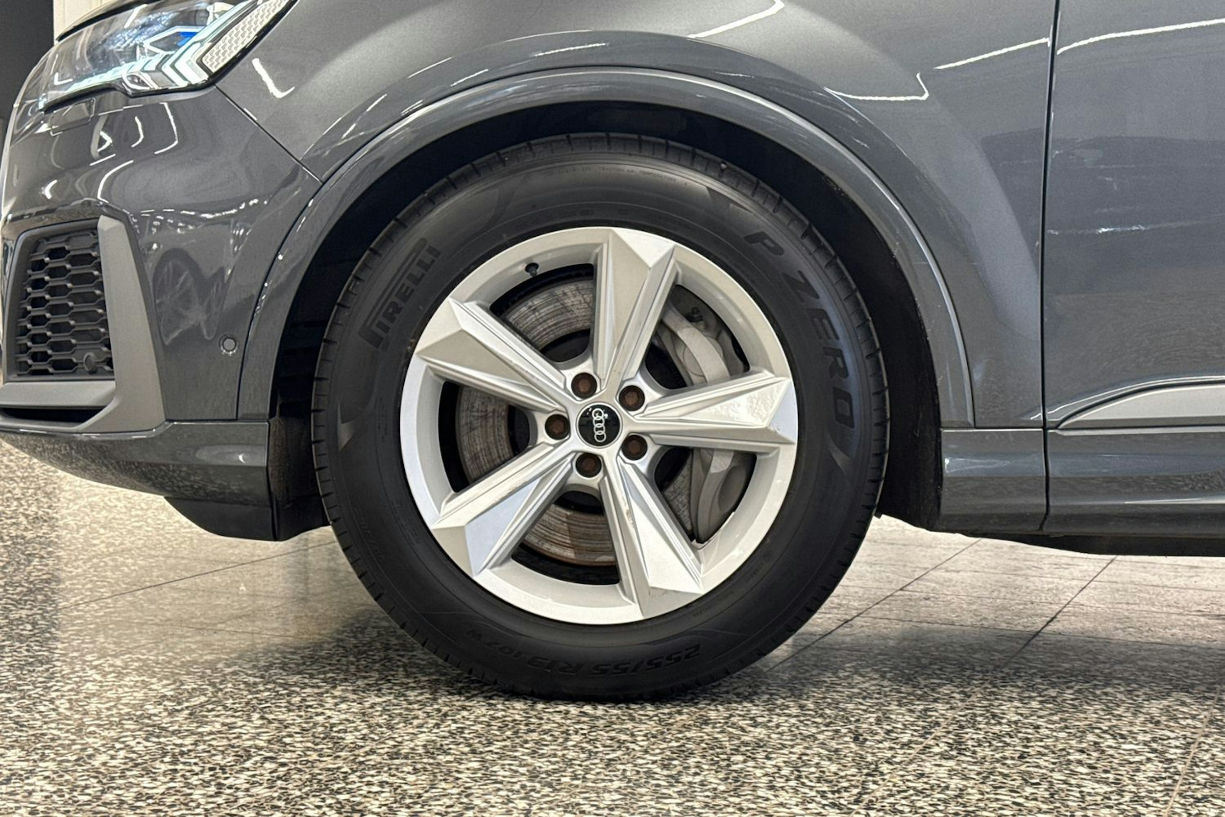 met. Harmaa Audi Q7 2021 kuva 40.