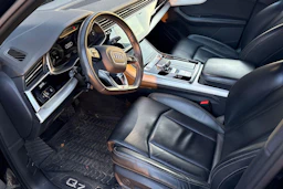 musta Audi Q7 2021 kuva 3.