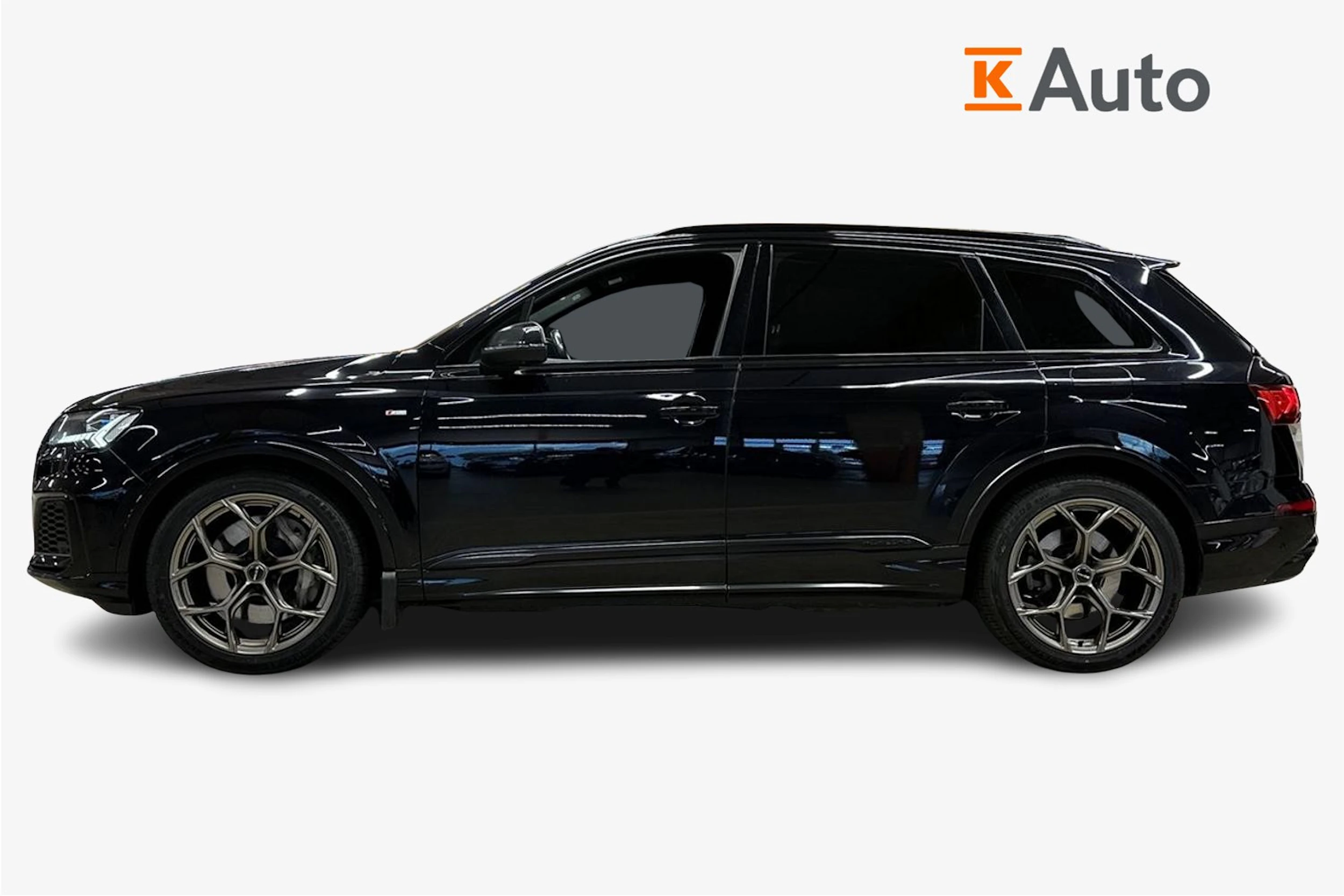 musta Audi Q7 2021 kuva 5.