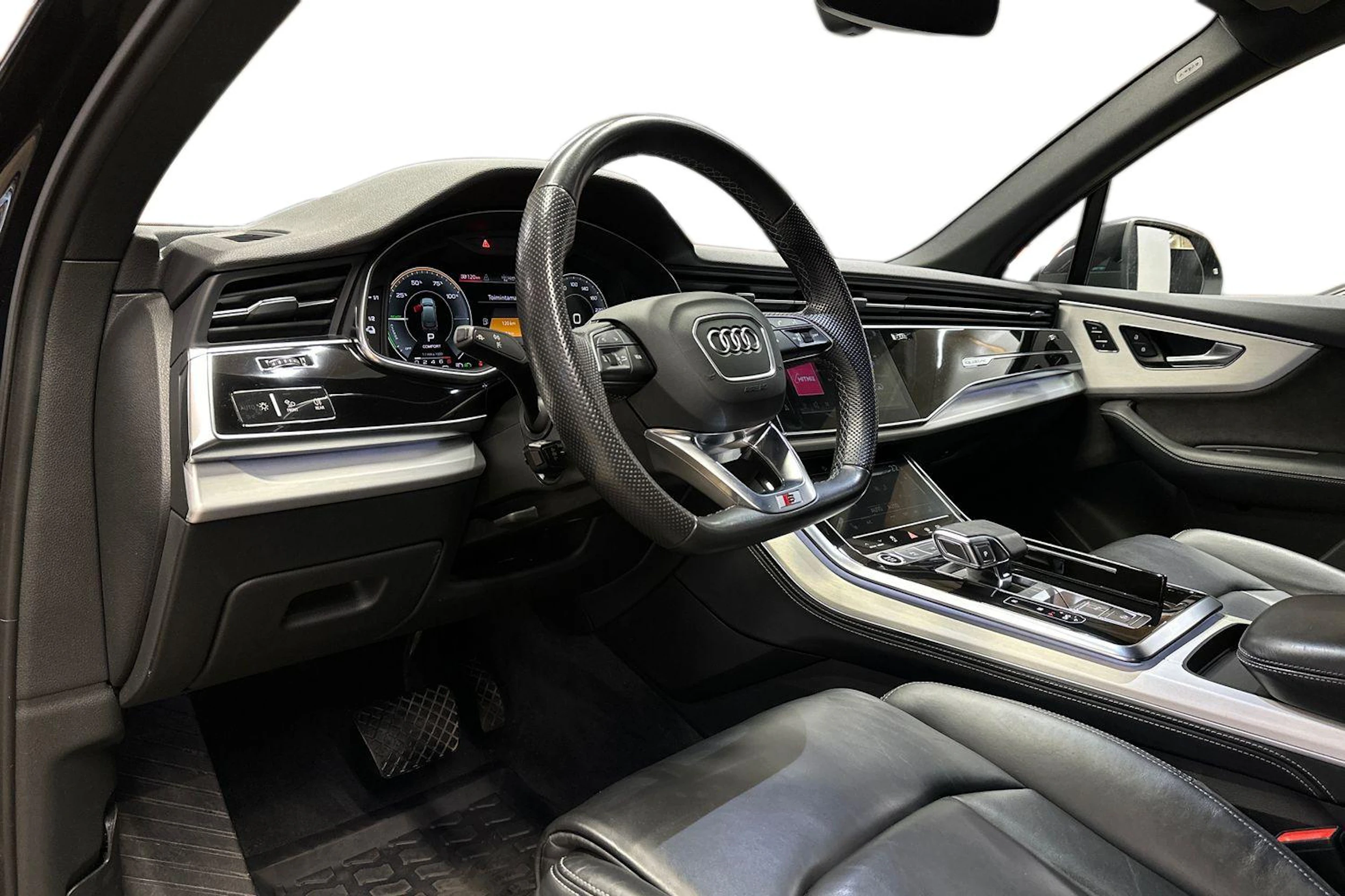 musta Audi Q7 2021 kuva 6.