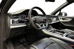 musta Audi Q7 2021 kuva 6.
