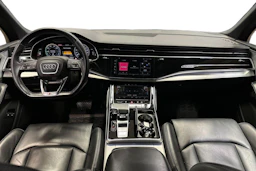 musta Audi Q7 2021 kuva 7.
