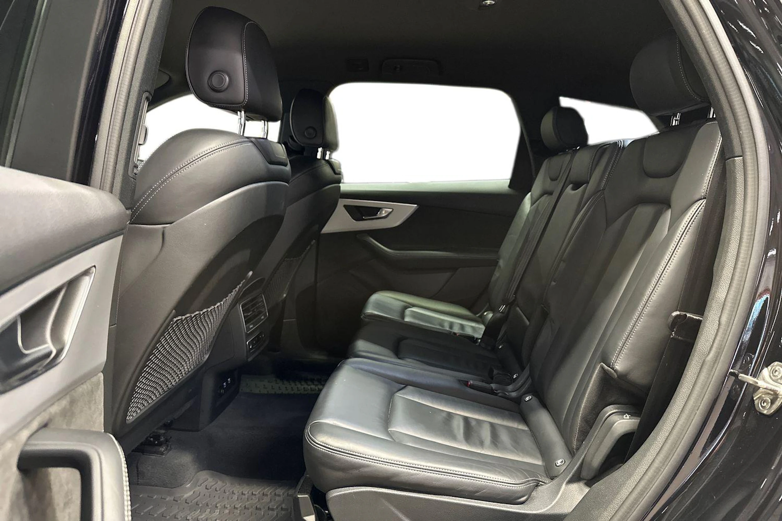 musta Audi Q7 2021 kuva 8.