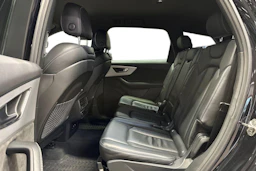 musta Audi Q7 2021 kuva 8.
