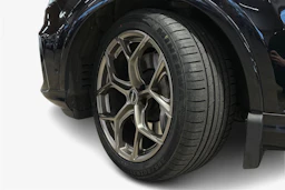 musta Audi Q7 2021 kuva 9.