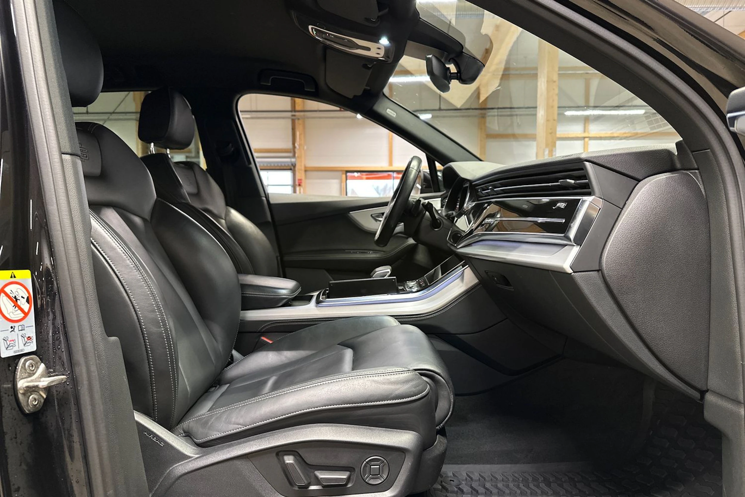 musta Audi Q7 2021 kuva 11.
