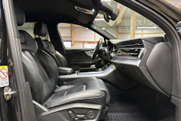musta Audi Q7 2021 kuva 11.