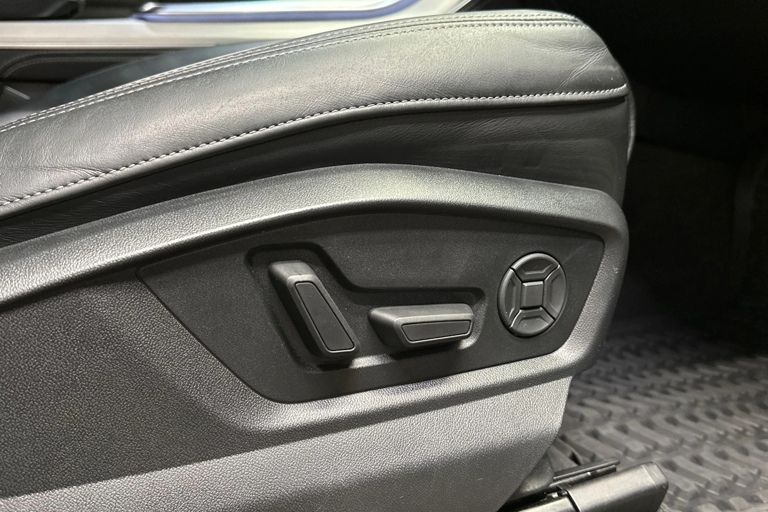 musta Audi Q7 2021 kuva 12.