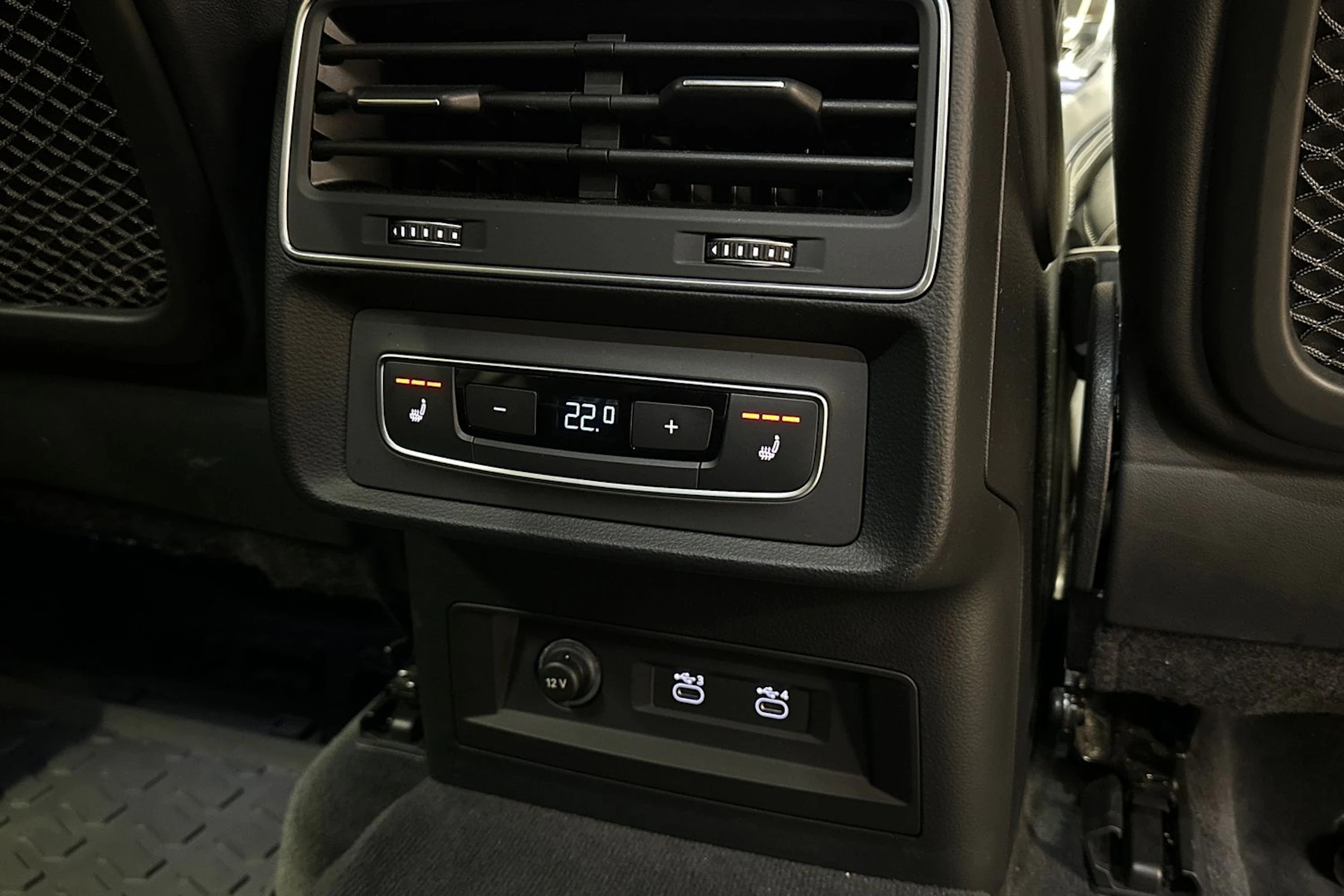 musta Audi Q7 2021 kuva 13.