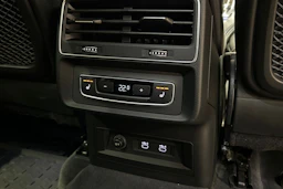 musta Audi Q7 2021 kuva 13.