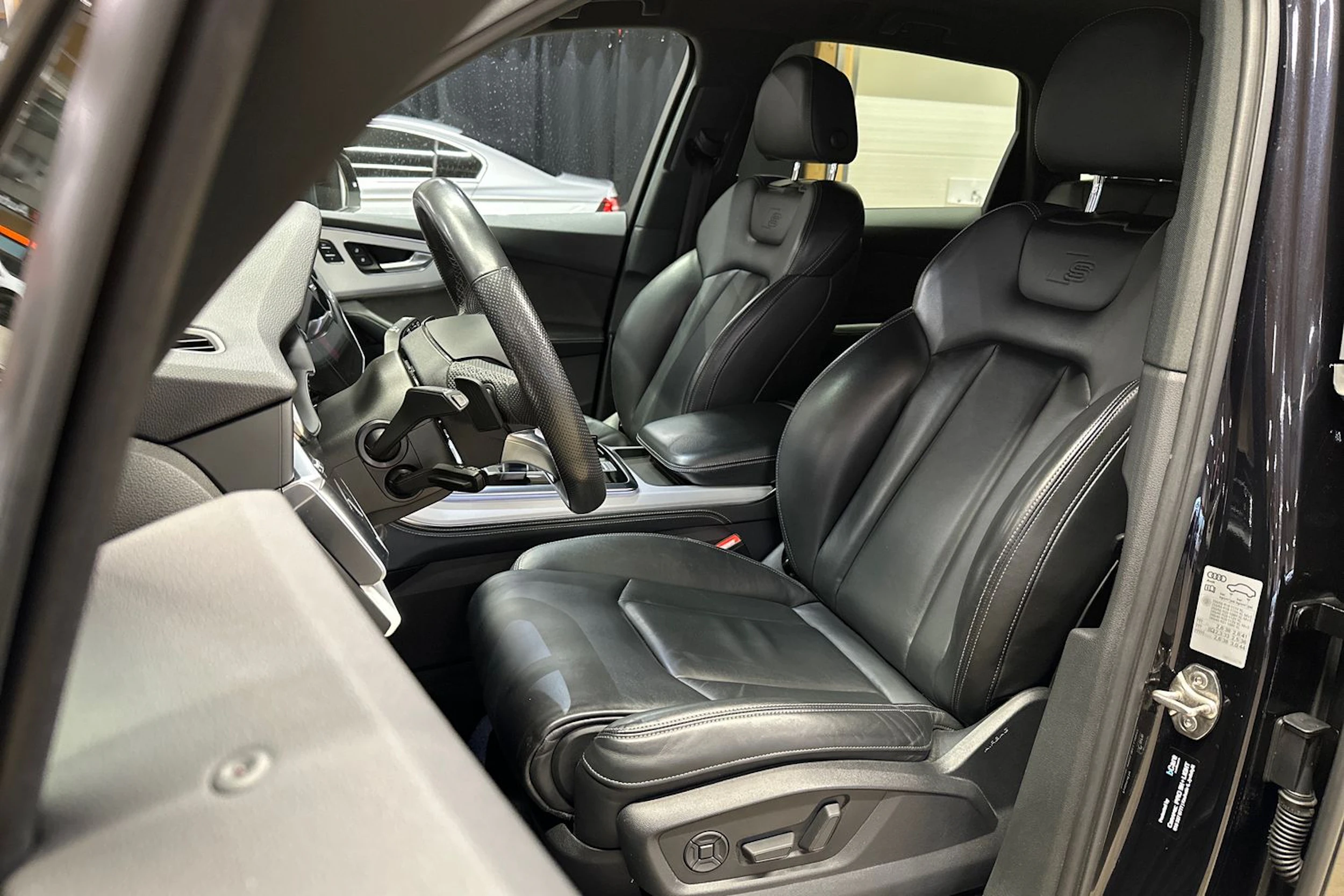 musta Audi Q7 2021 kuva 14.
