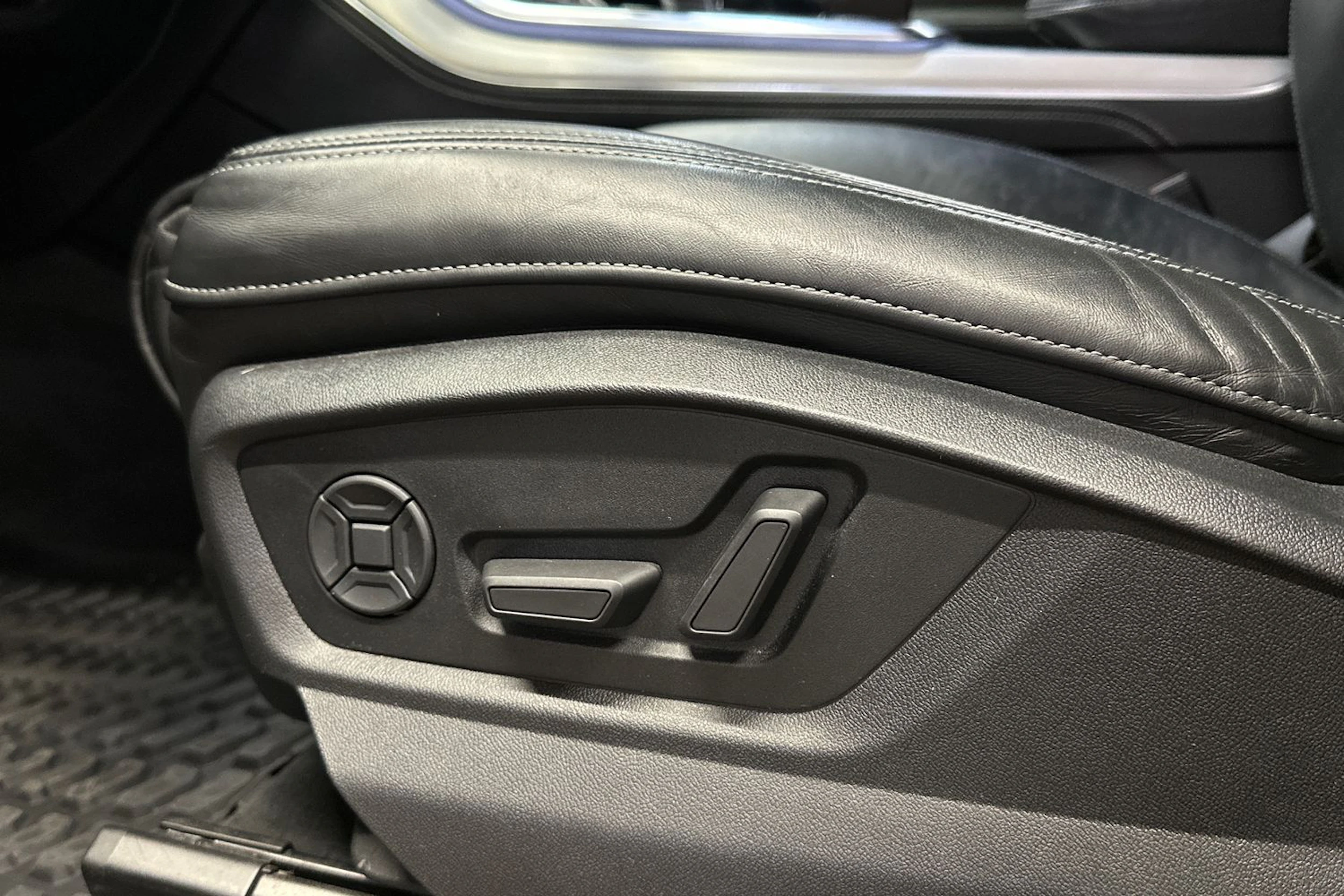 musta Audi Q7 2021 kuva 15.