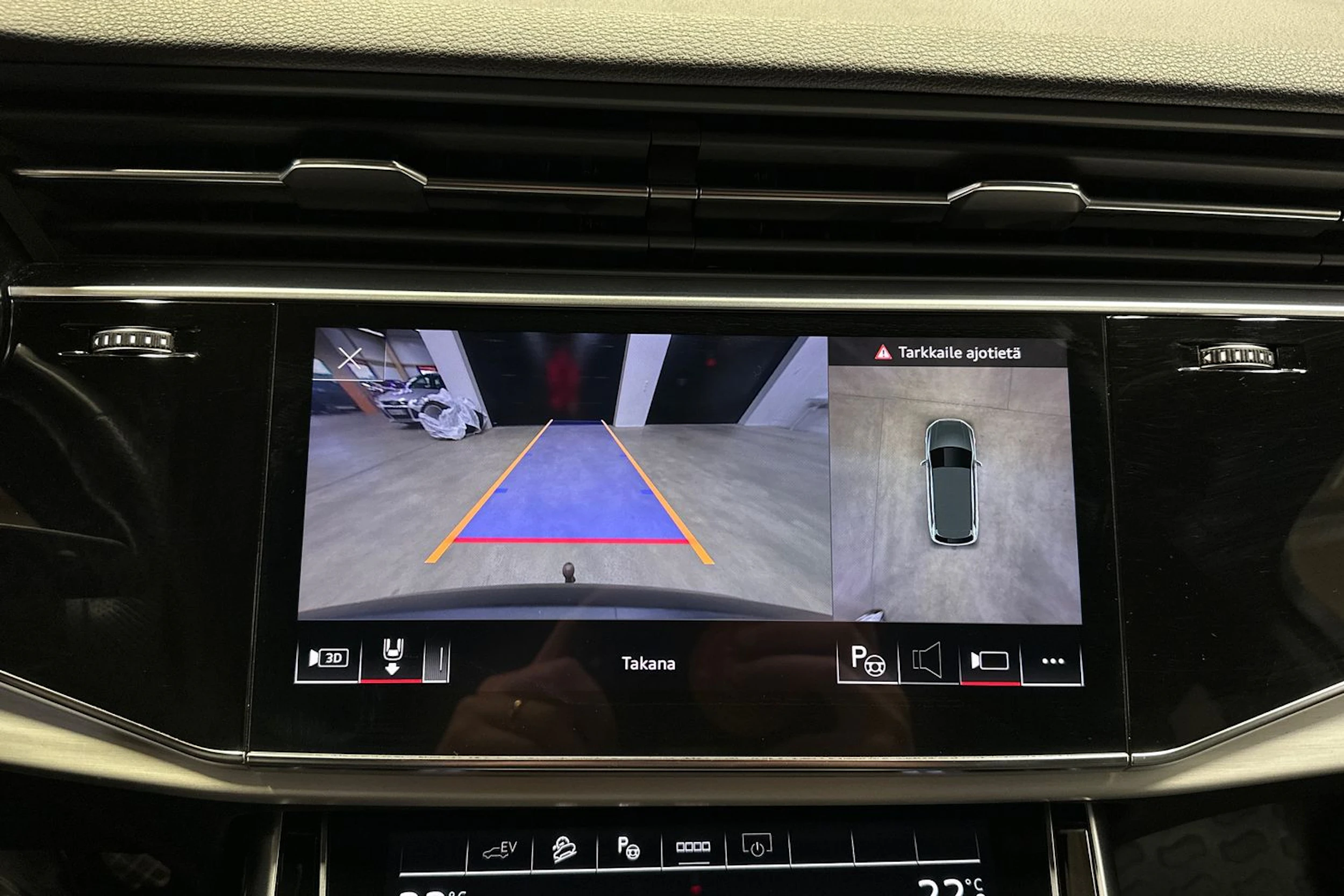 musta Audi Q7 2021 kuva 16.