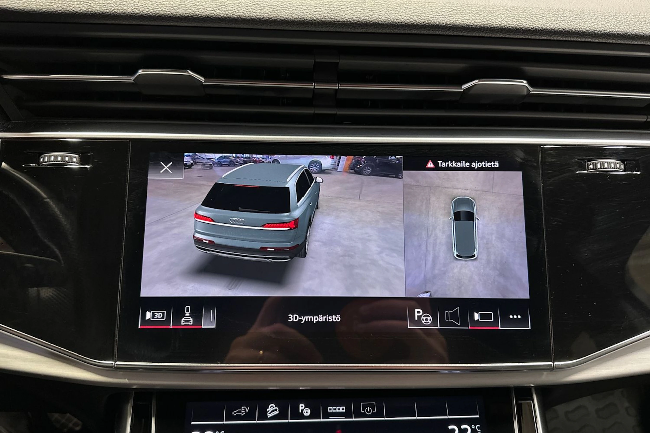 musta Audi Q7 2021 kuva 17.