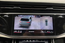 musta Audi Q7 2021 kuva 17.