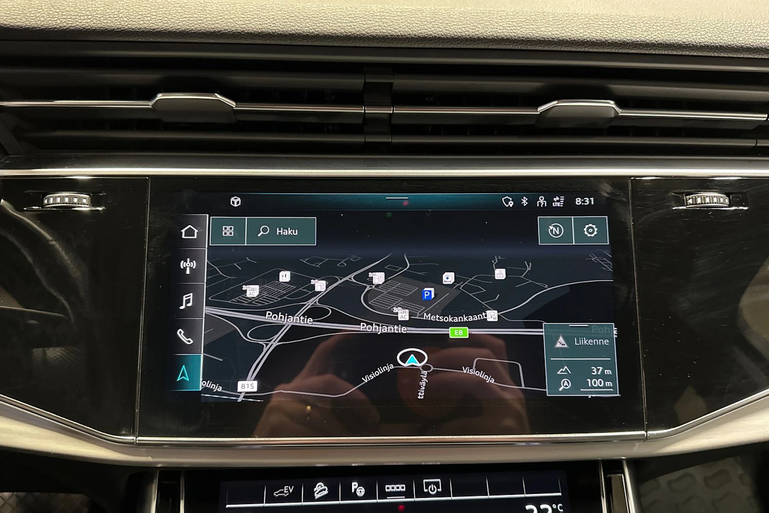 musta Audi Q7 2021 kuva 18.