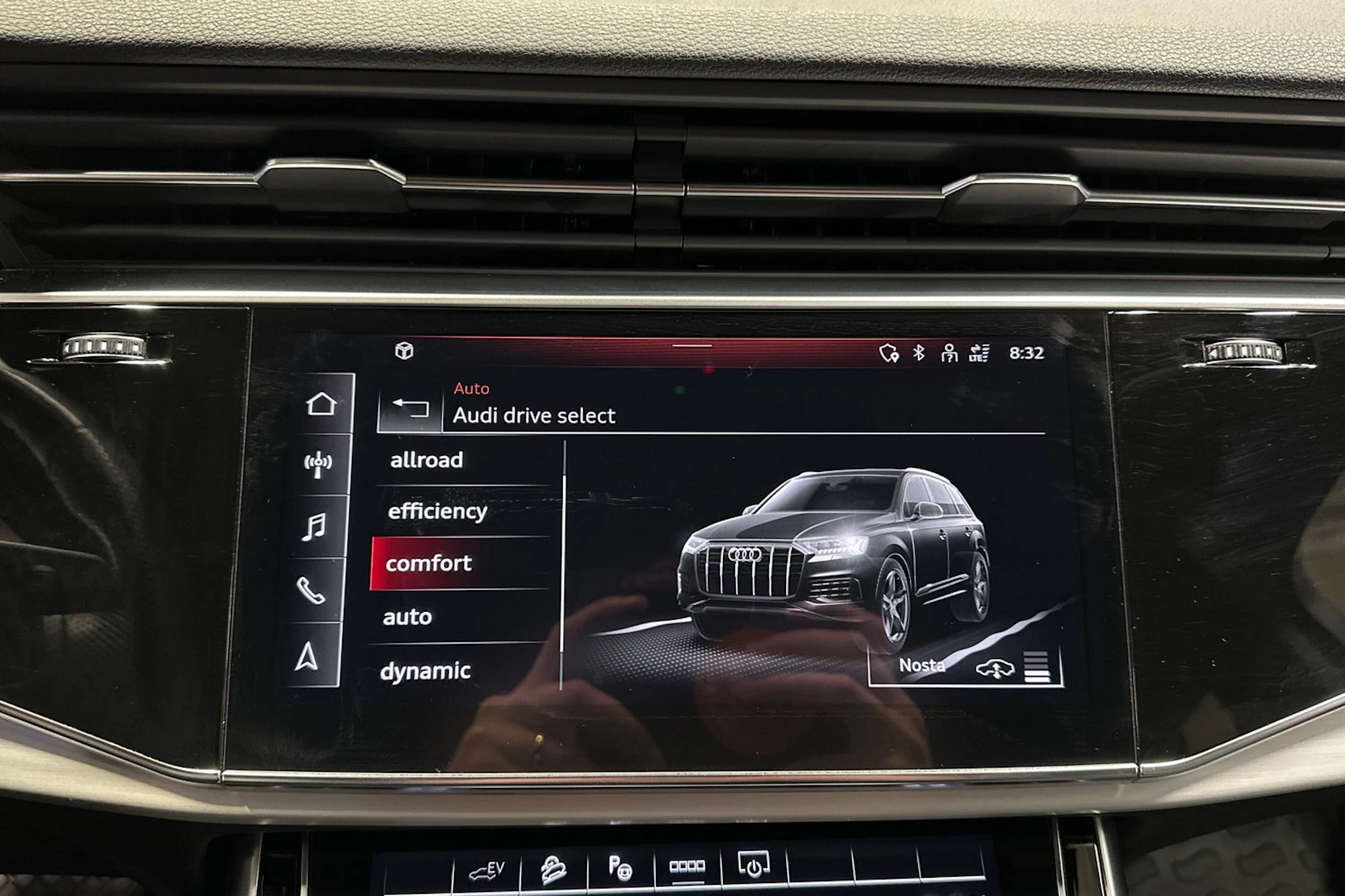 musta Audi Q7 2021 kuva 19.