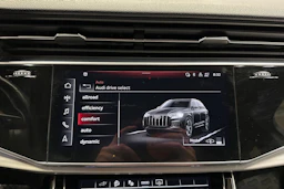 musta Audi Q7 2021 kuva 19.
