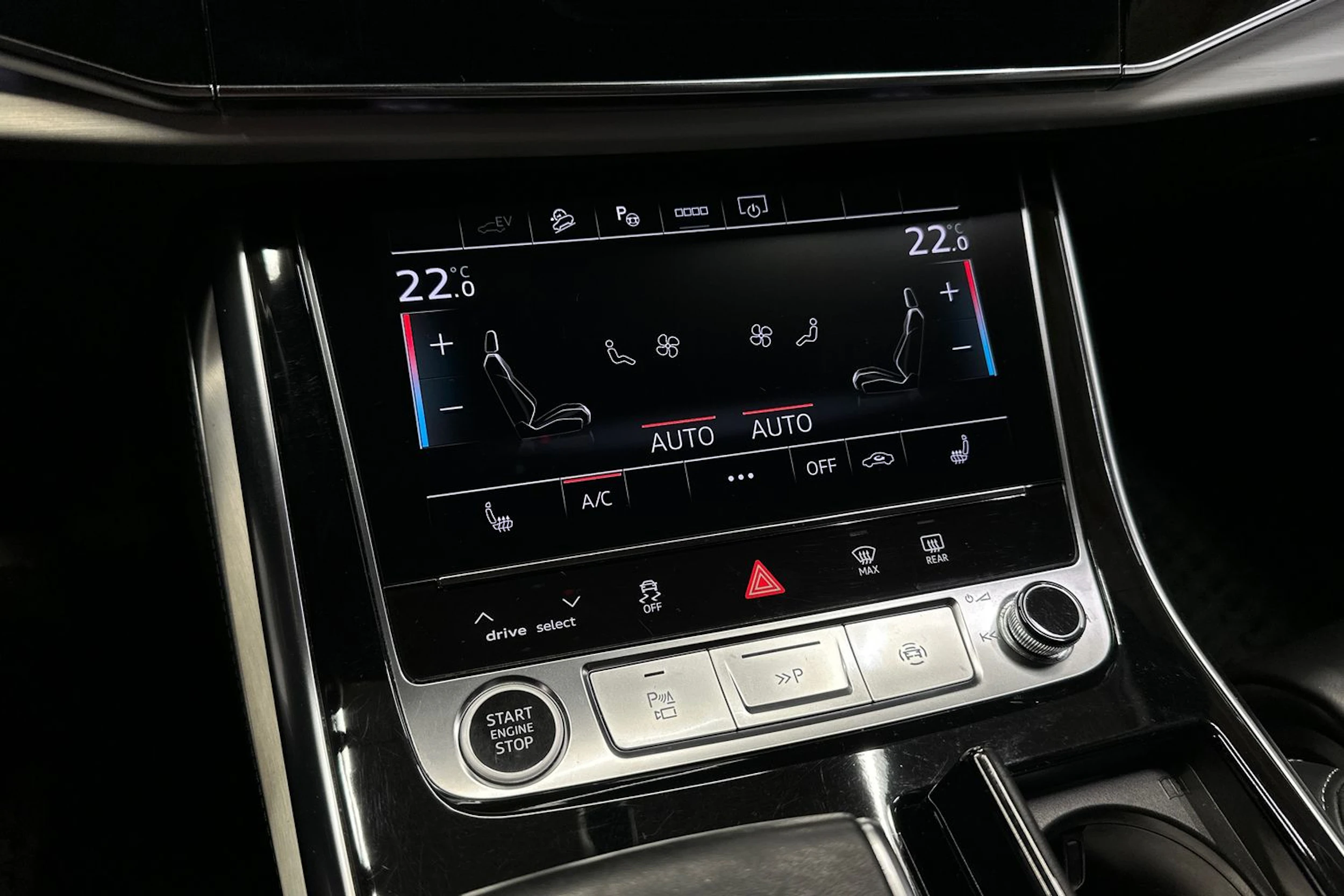 musta Audi Q7 2021 kuva 21.