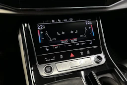 musta Audi Q7 2021 kuva 21.