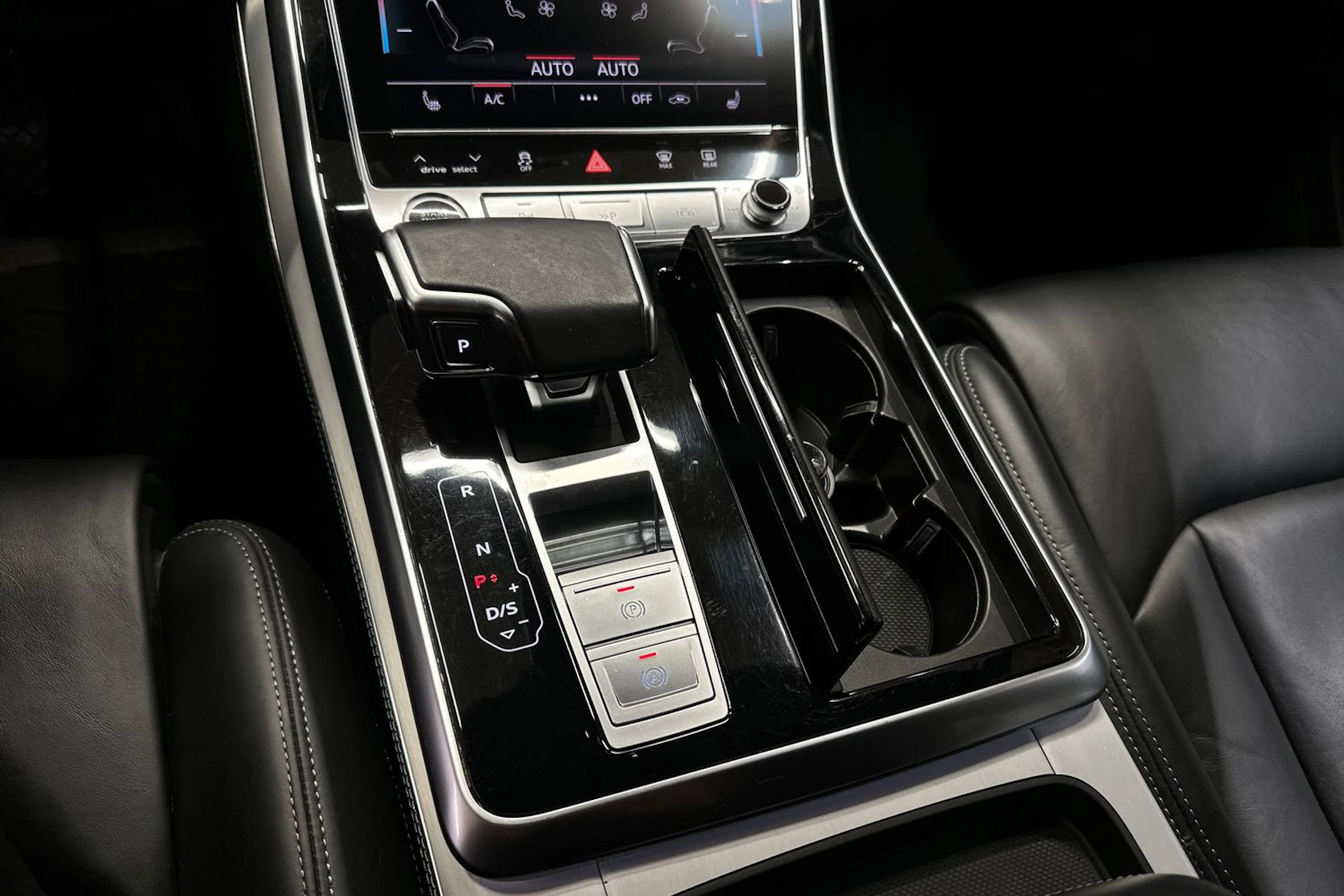 musta Audi Q7 2021 kuva 22.
