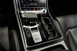 musta Audi Q7 2021 kuva 22.