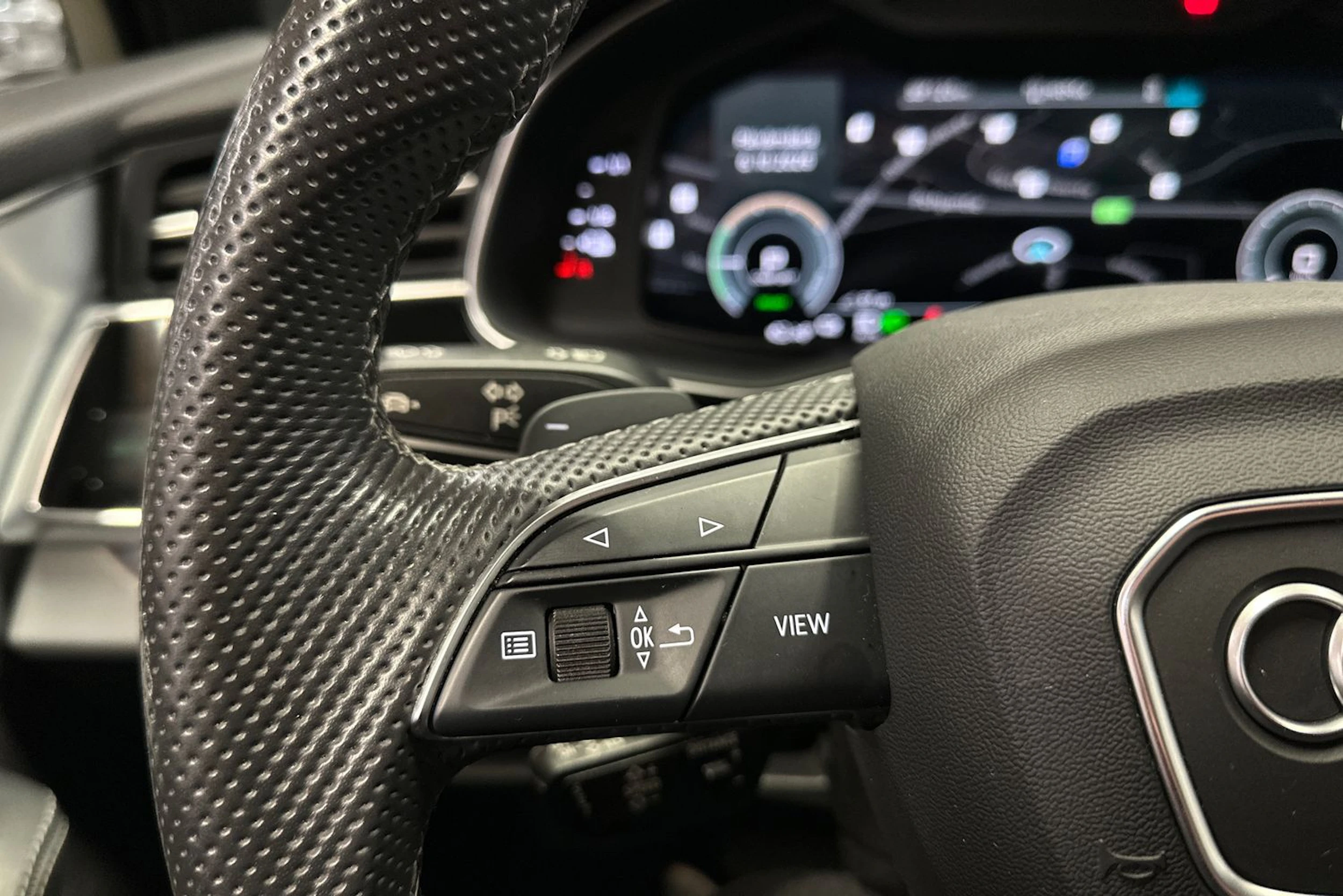musta Audi Q7 2021 kuva 24.
