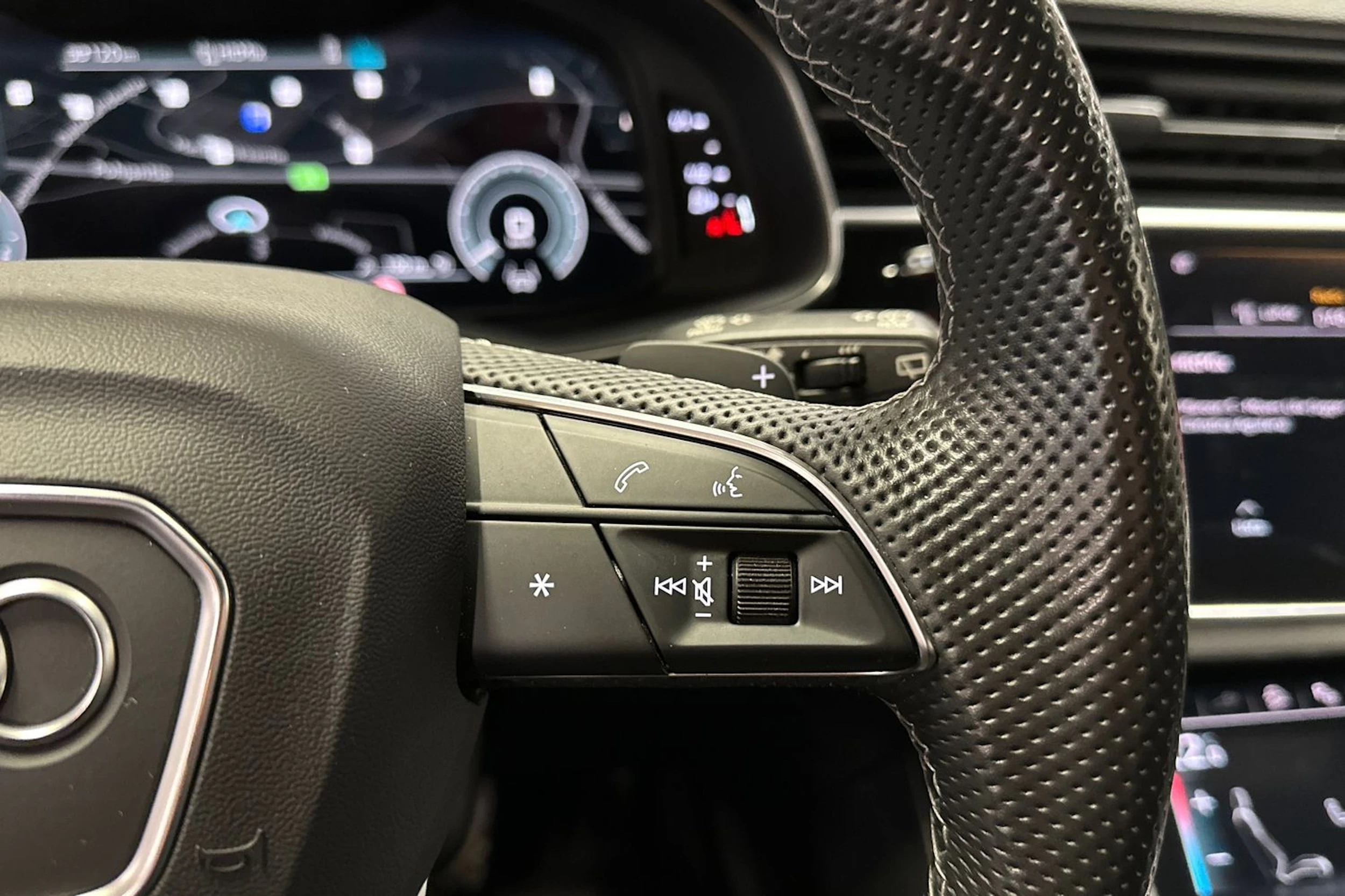 musta Audi Q7 2021 kuva 25.