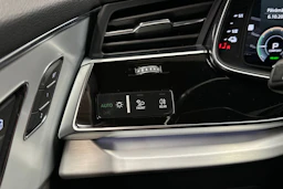 musta Audi Q7 2021 kuva 27.