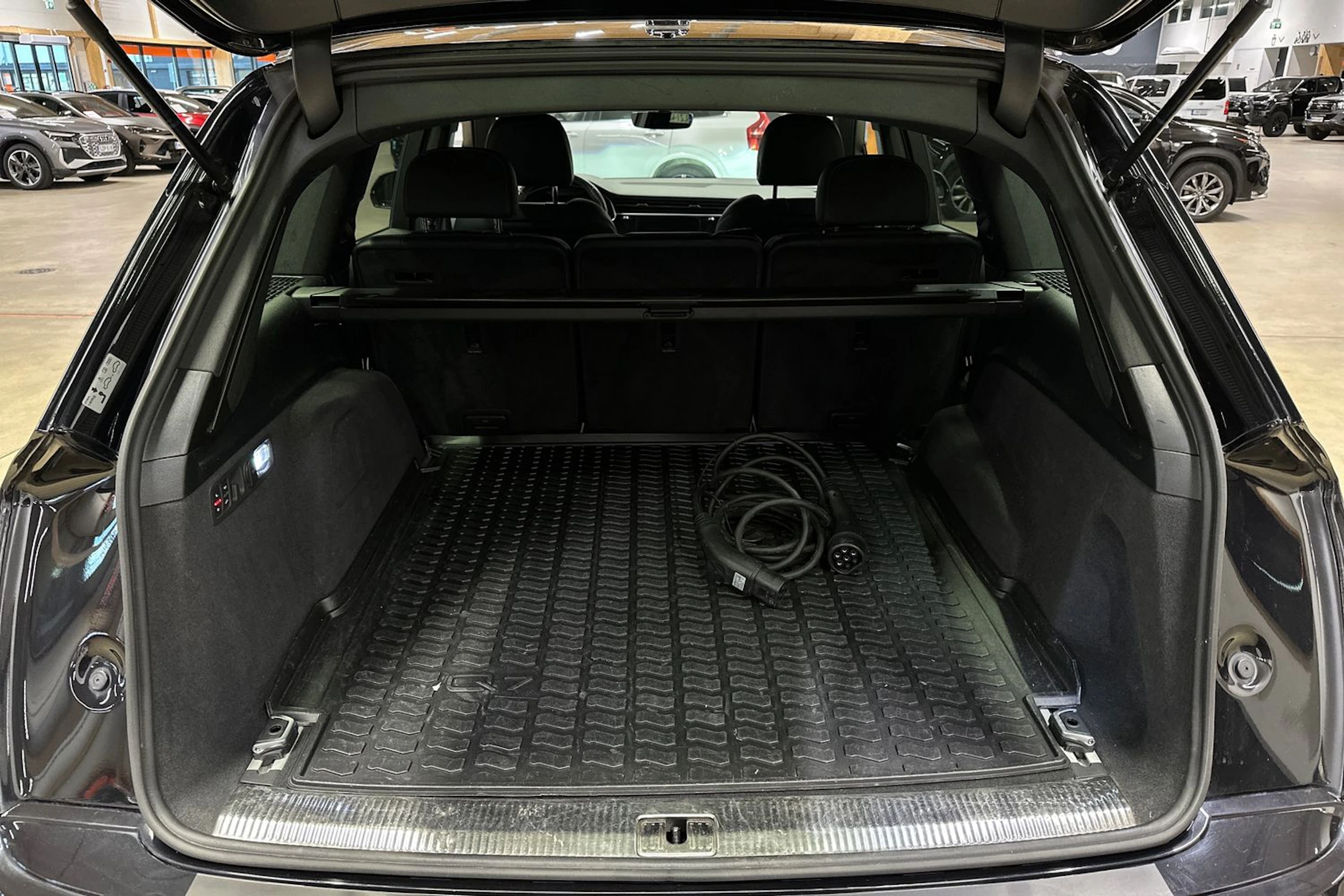 musta Audi Q7 2021 kuva 30.