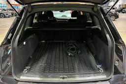 musta Audi Q7 2021 kuva 30.