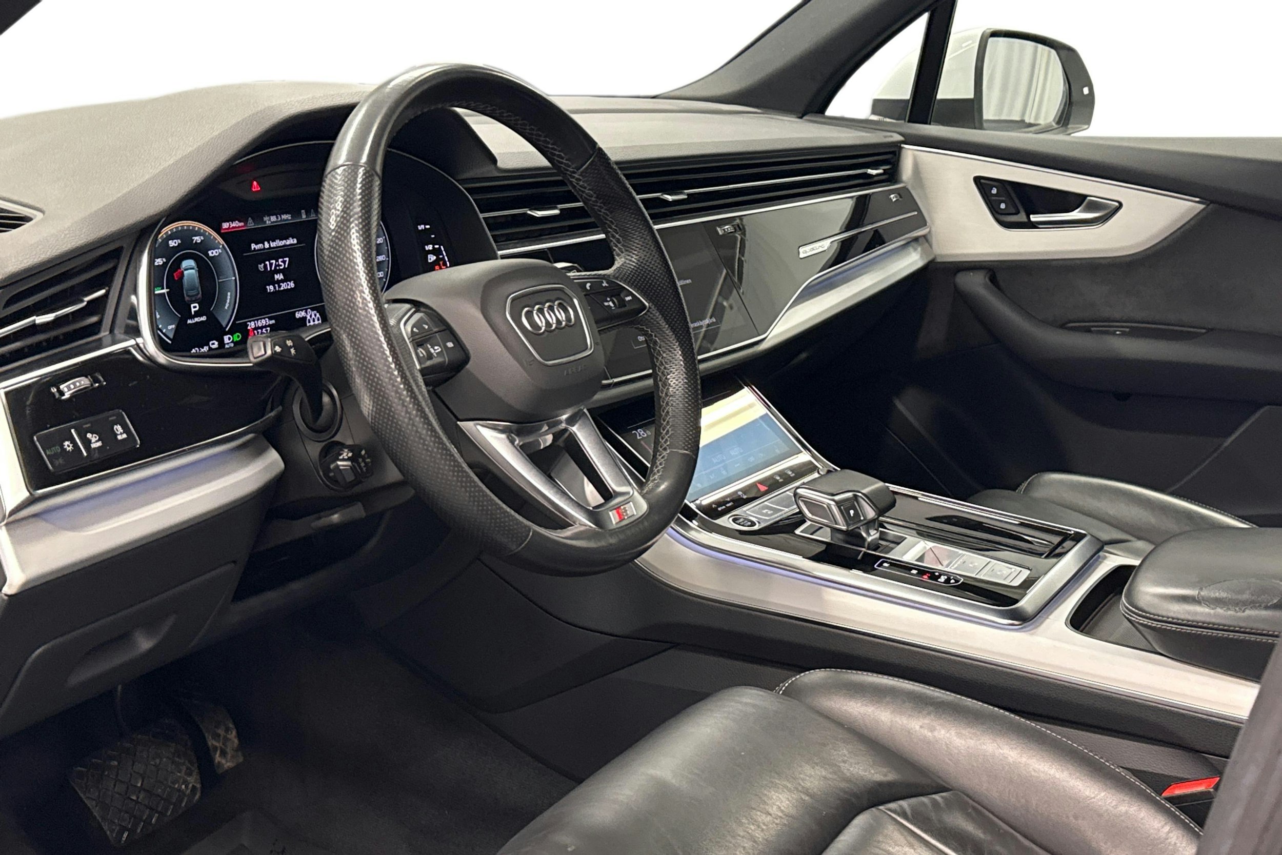 valkoinen Audi Q7 2021 kuva 7.