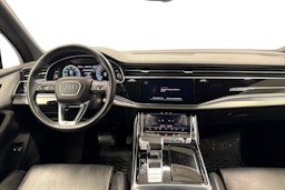valkoinen Audi Q7 2021 kuva 9.