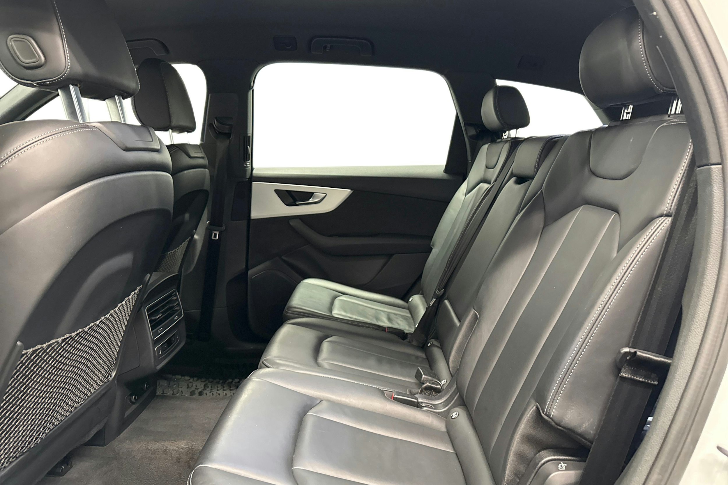 valkoinen Audi Q7 2021 kuva 10.