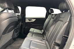 valkoinen Audi Q7 2021 kuva 10.