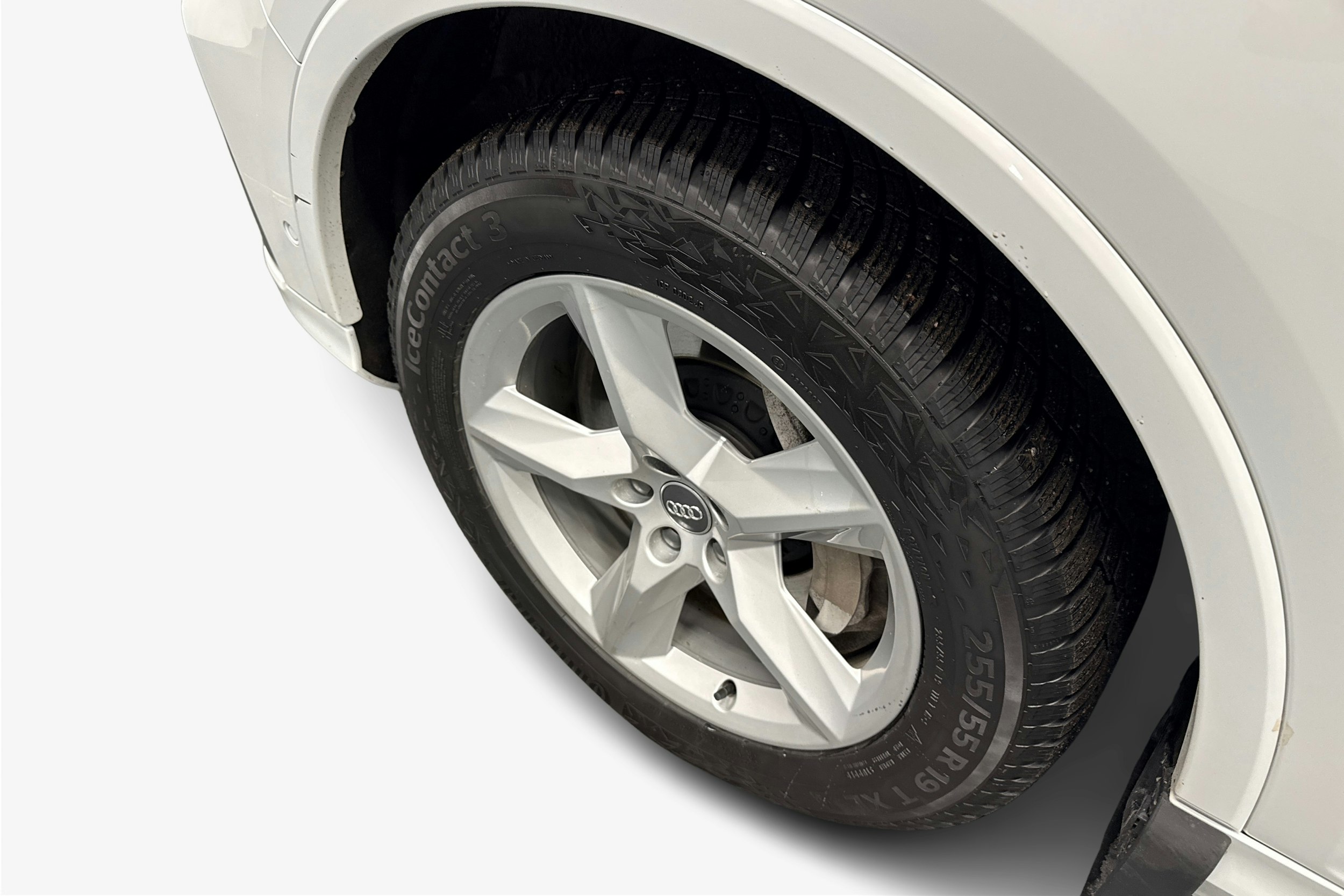 valkoinen Audi Q7 2021 kuva 11.