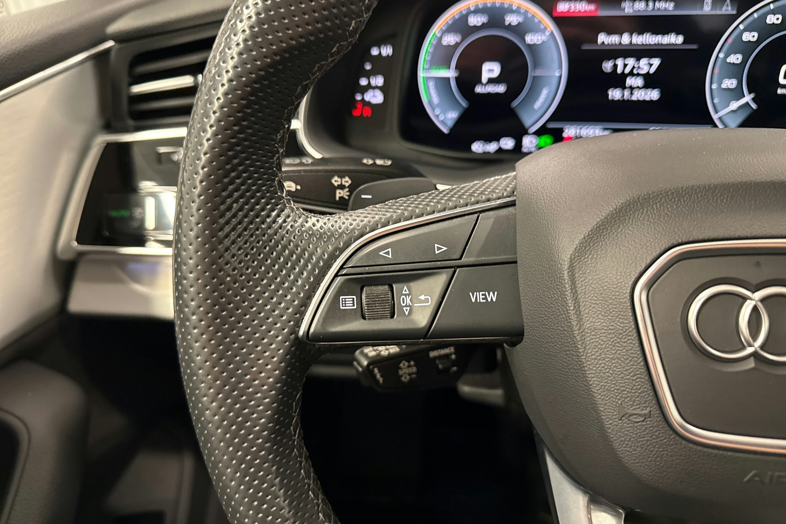 valkoinen Audi Q7 2021 kuva 14.