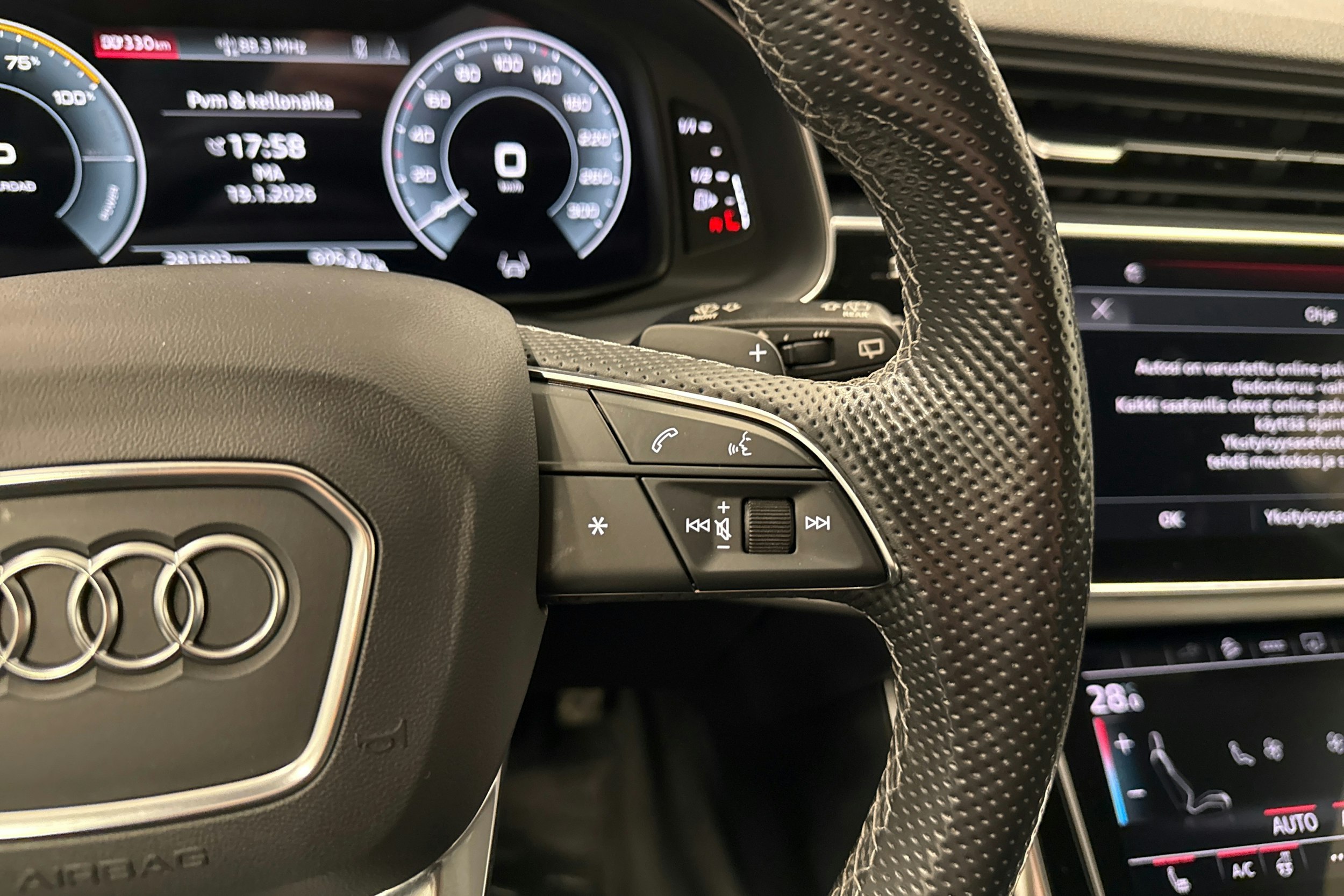 valkoinen Audi Q7 2021 kuva 15.