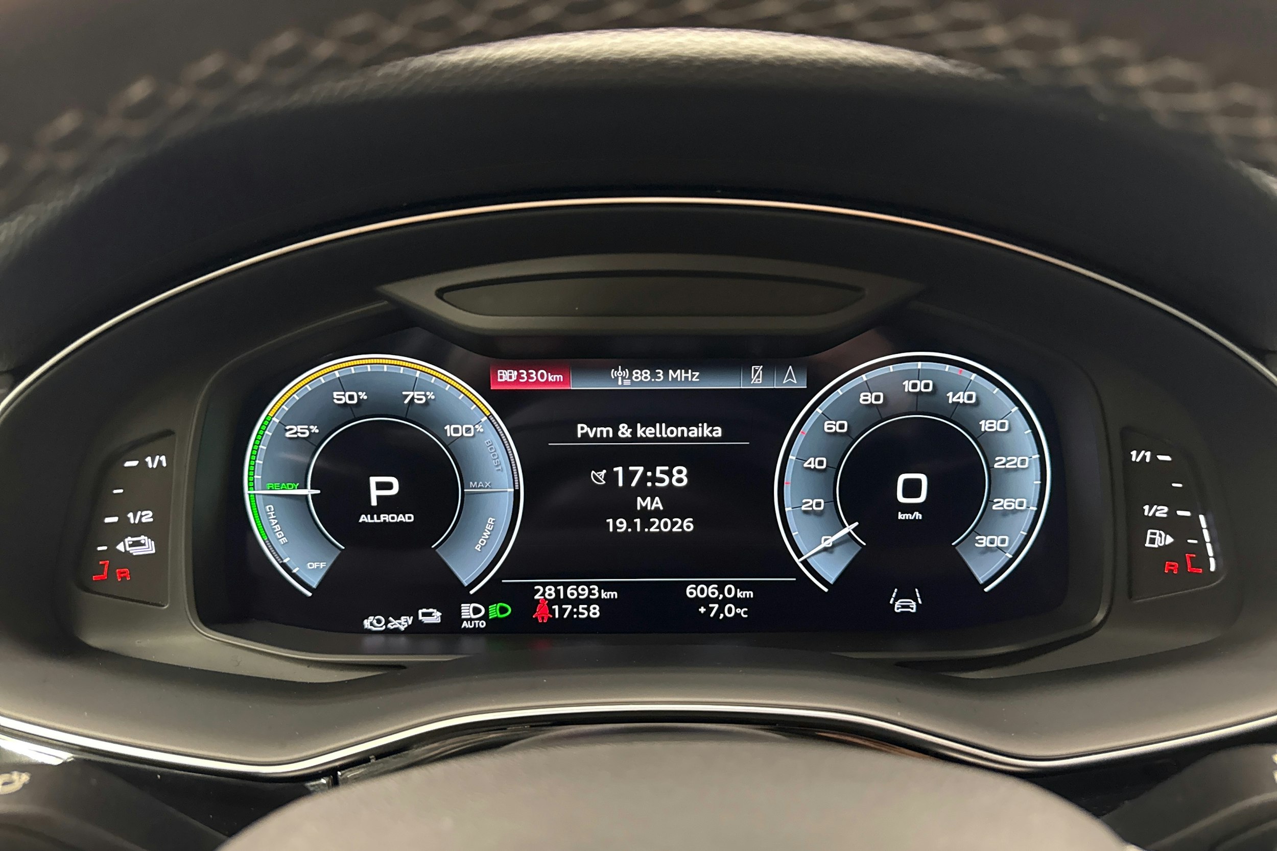 valkoinen Audi Q7 2021 kuva 17.