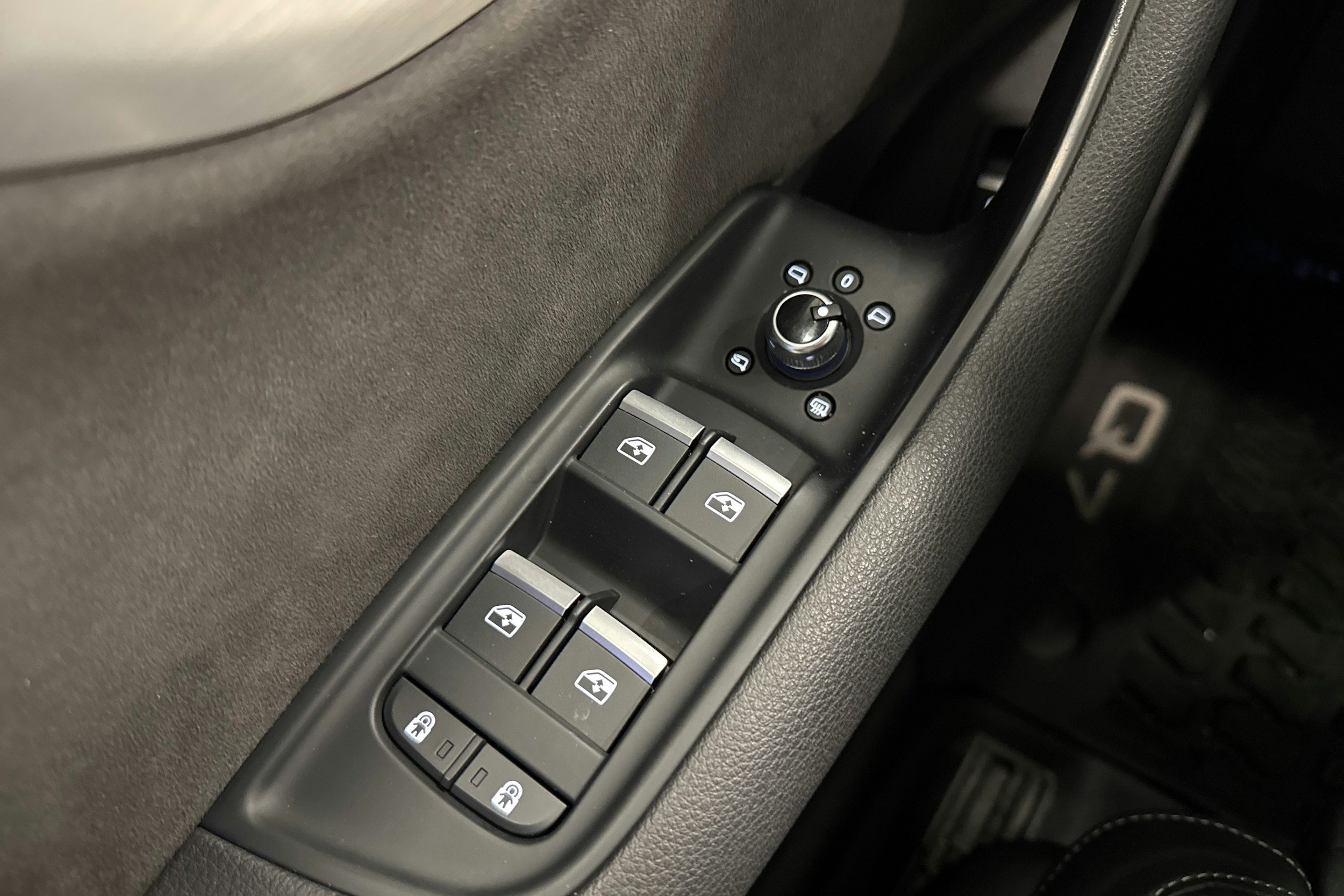 valkoinen Audi Q7 2021 kuva 18.