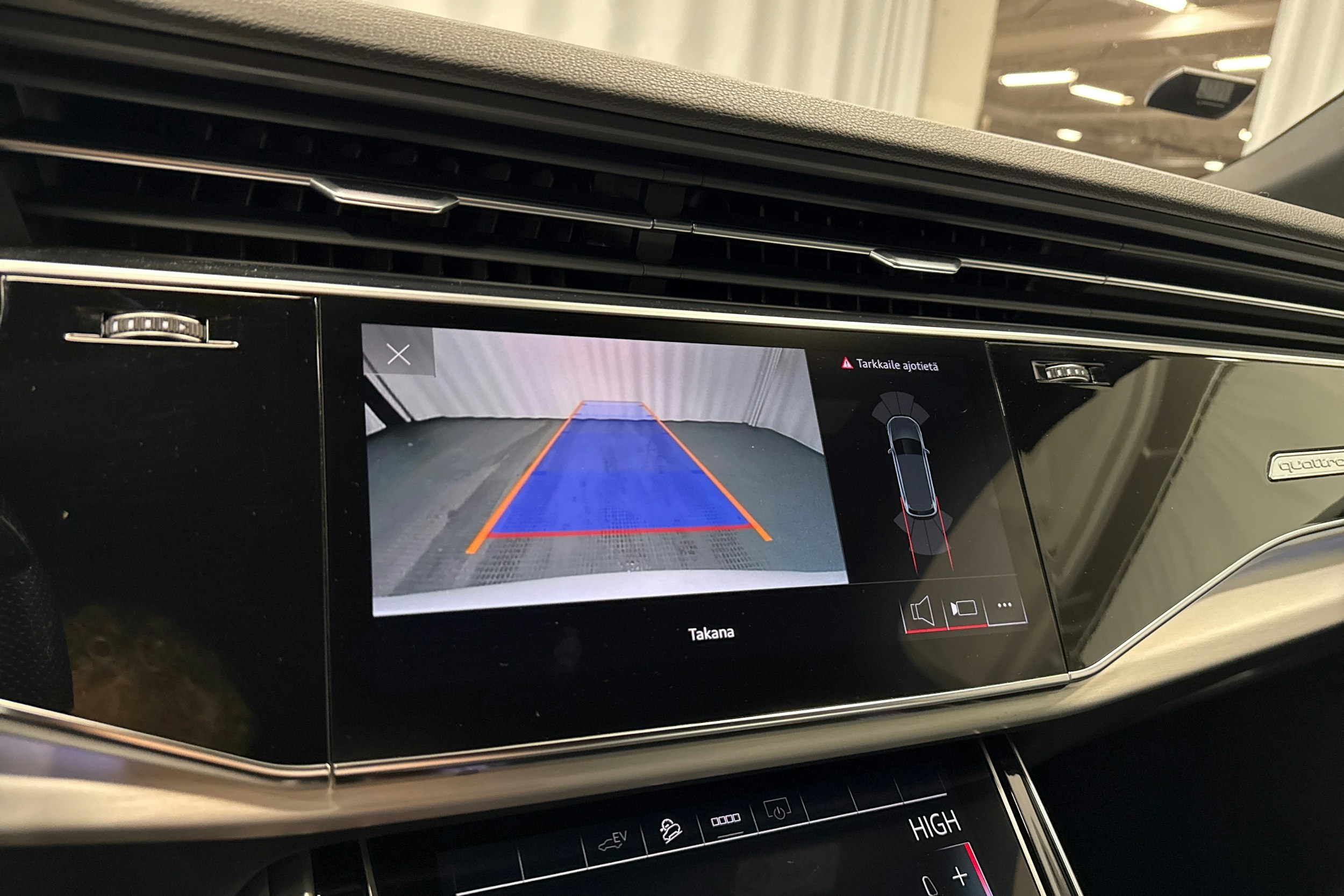 valkoinen Audi Q7 2021 kuva 19.