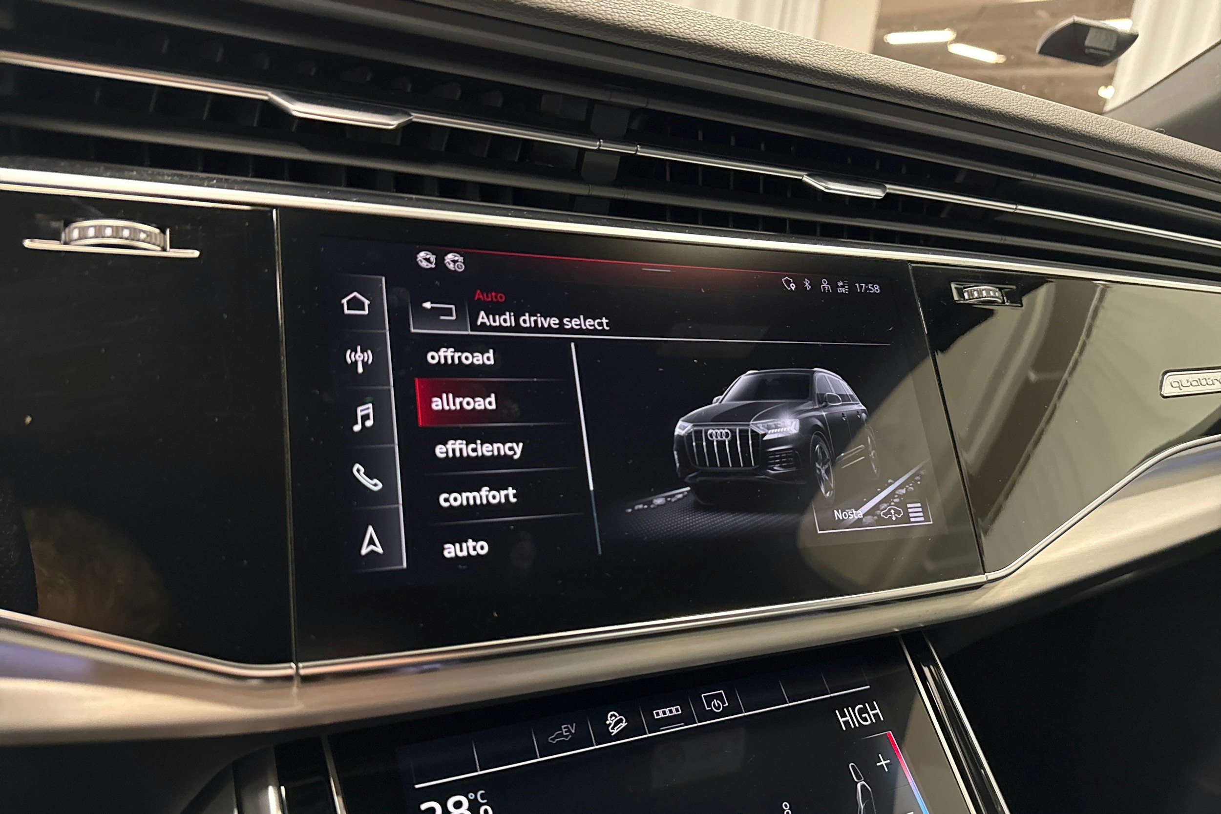 valkoinen Audi Q7 2021 kuva 20.