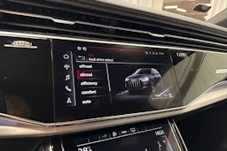 valkoinen Audi Q7 2021 kuva 20.