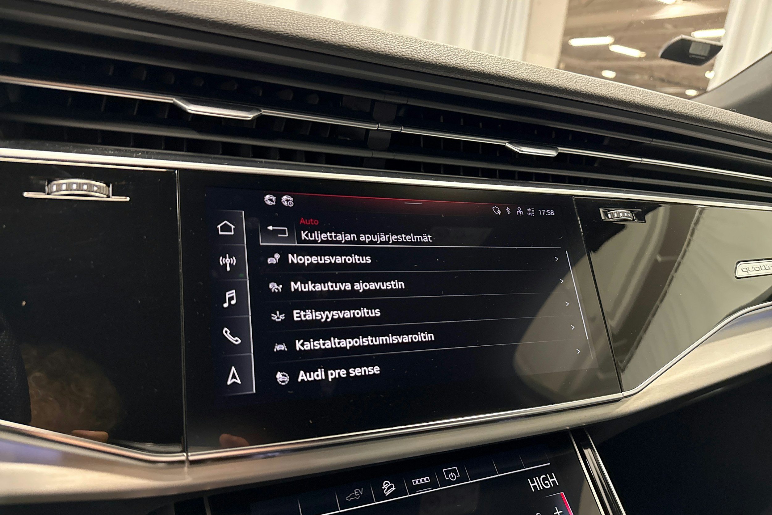 valkoinen Audi Q7 2021 kuva 21.