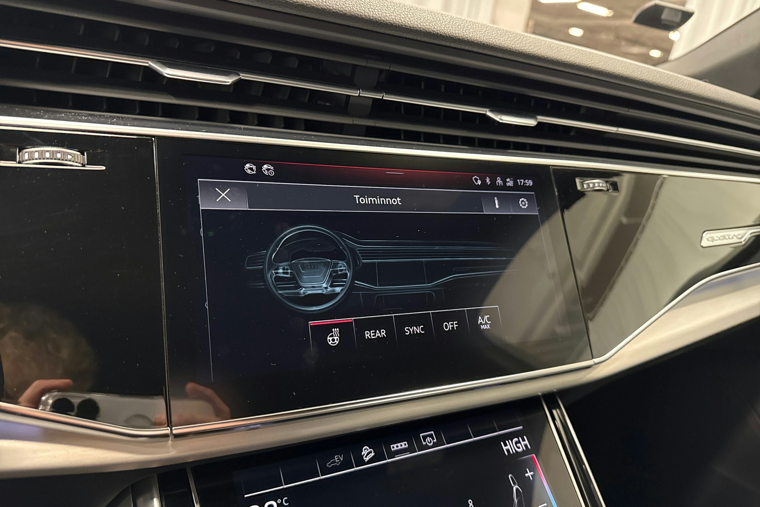 valkoinen Audi Q7 2021 kuva 26.