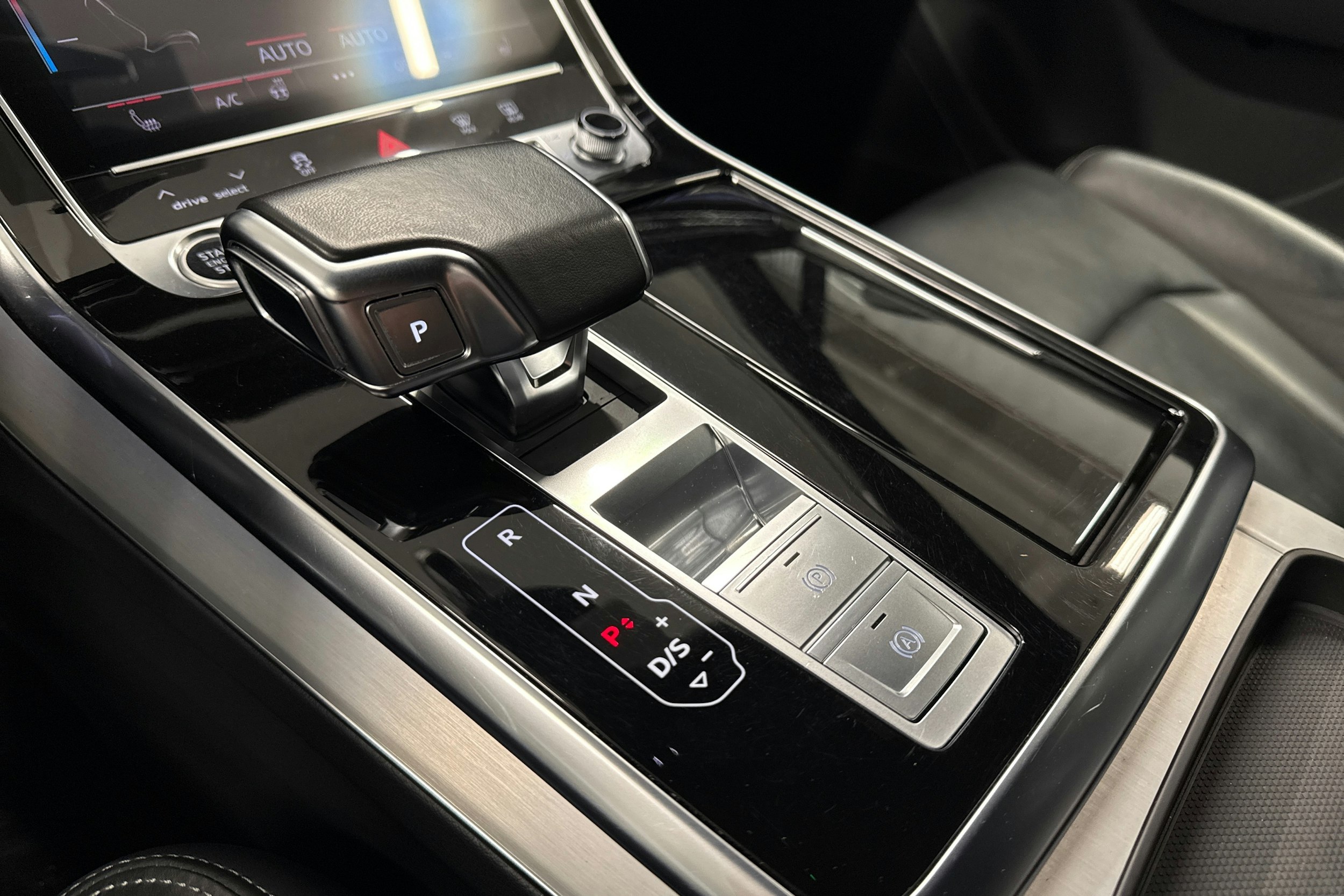 valkoinen Audi Q7 2021 kuva 28.