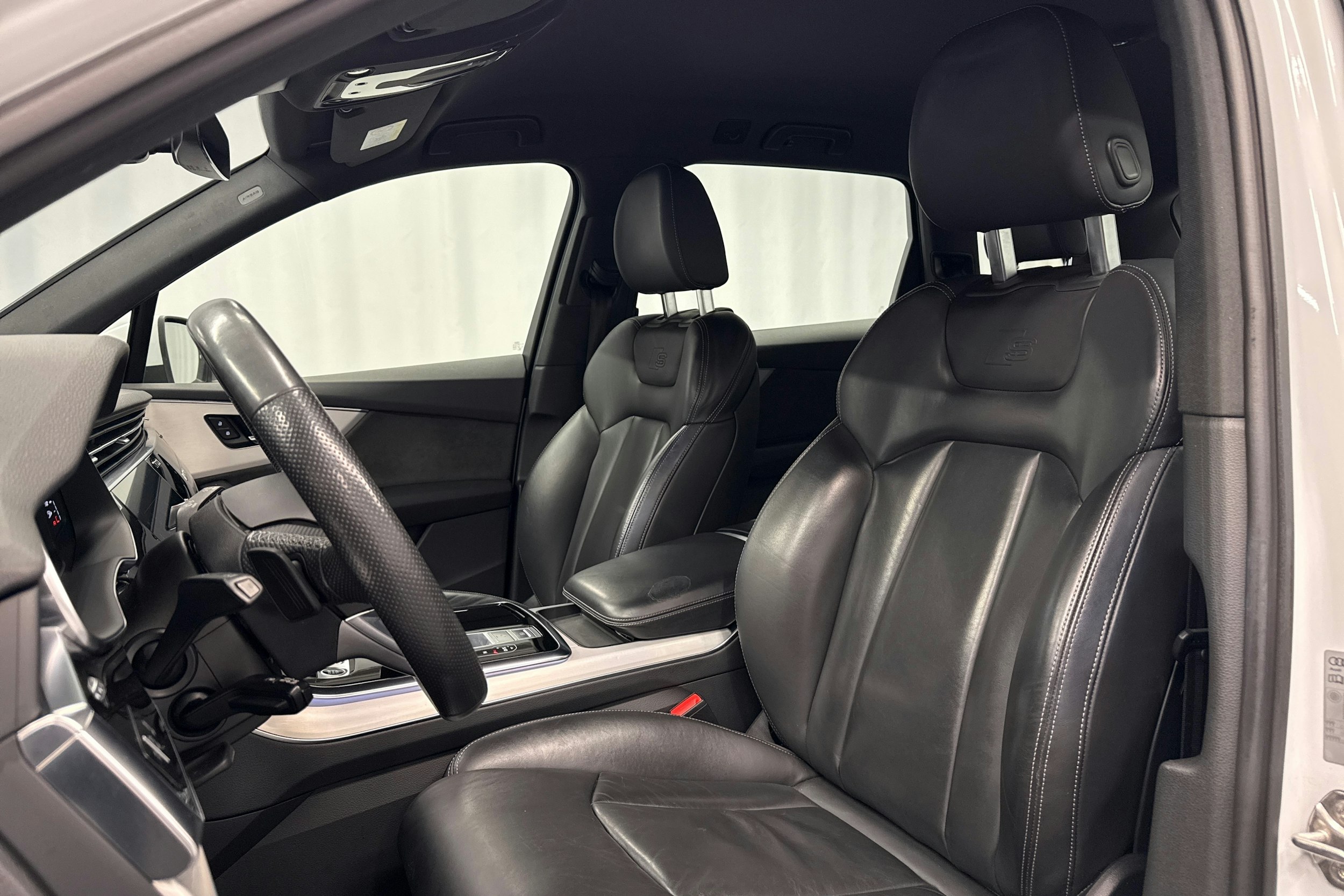 valkoinen Audi Q7 2021 kuva 29.