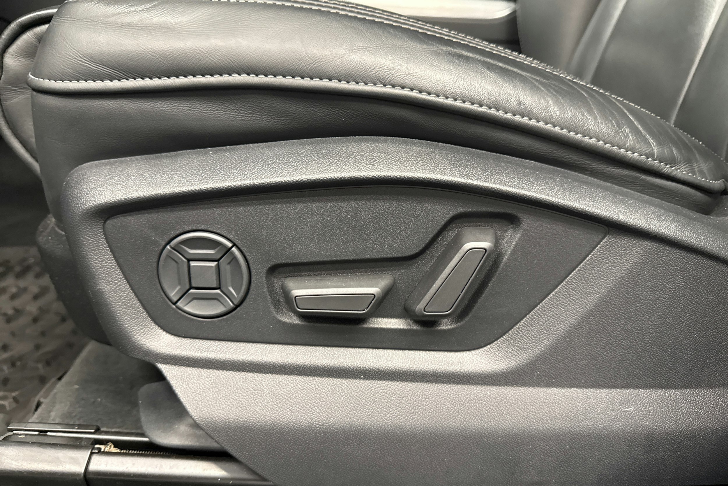 valkoinen Audi Q7 2021 kuva 30.