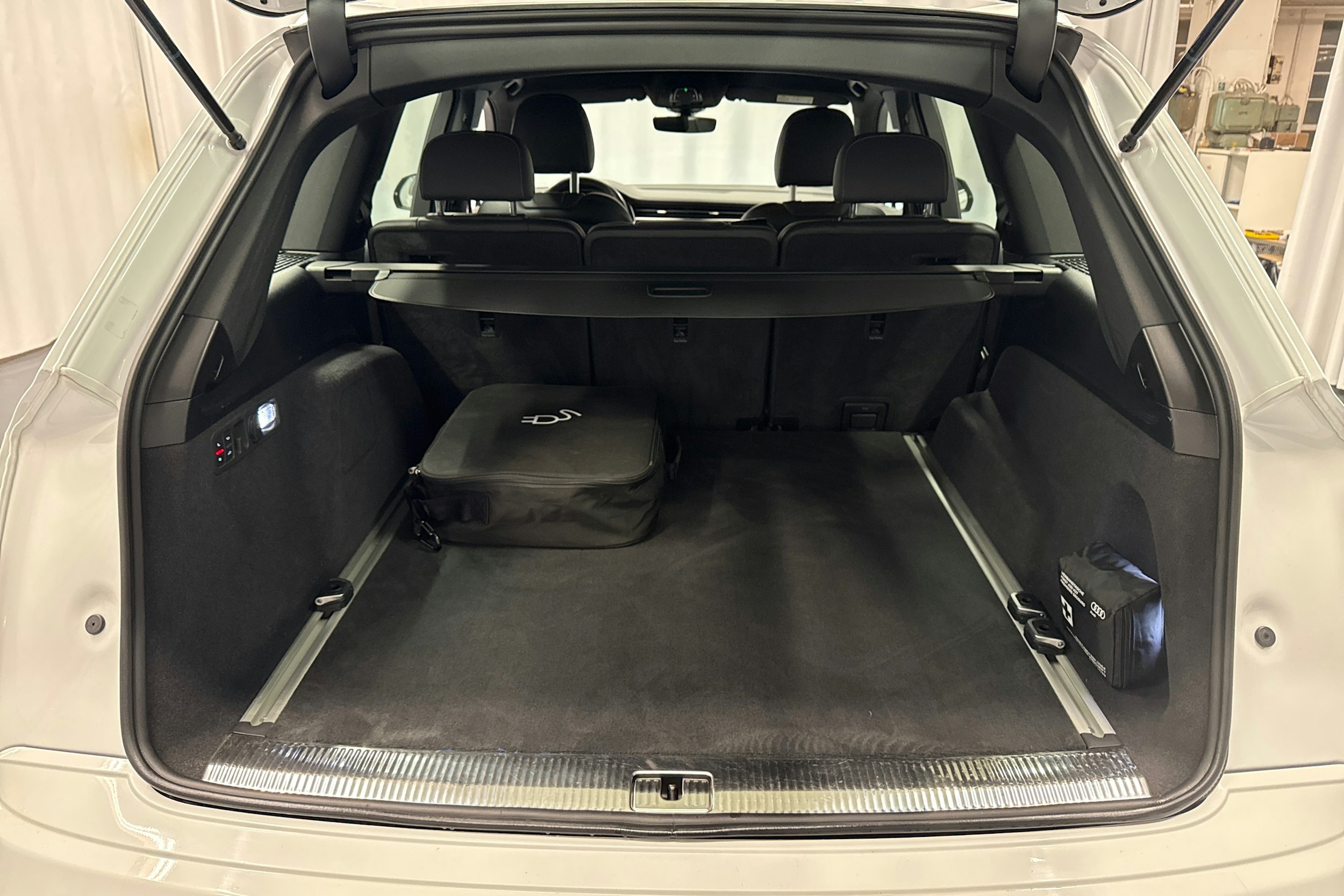 valkoinen Audi Q7 2021 kuva 32.
